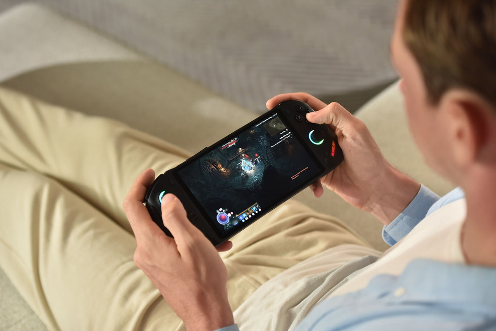 OneXFly Launches with a Bang: the Most Compact and Powerful 7840U Handheld